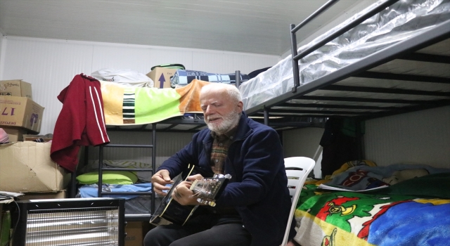 Konteyner kentin ”Gitarist dedesi” depremzedelere müziğiyle moral oluyor