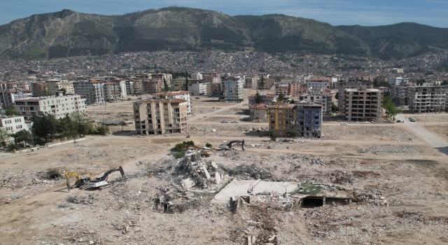 Hatay’da bina yıkım ve enkaz kaldırma çalışmaları devam ediyor