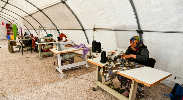 İslahiyeli kadınlar, dikiş atölyesinde üretim yaparak deprem travmasından uzaklaşıyor
