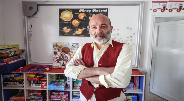 Akademisyen, depremzede çocuklar için palyaço oldu