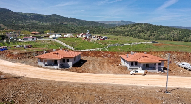 Nurdağı’ndaki afetzedeler köy tipi evlerine kavuşmak için gün sayıyor