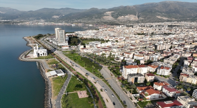 İskenderun’daki yol, park ve bahçelerde depremin izleri siliniyor