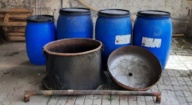 Adana’da evlerinde sahte içki imal eden 4 kişi gözaltına alındı