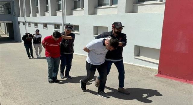 Adana’da kitap içine ve sigara kutusuna uyuşturucu gizleyen 2 zanlı tutuklandı