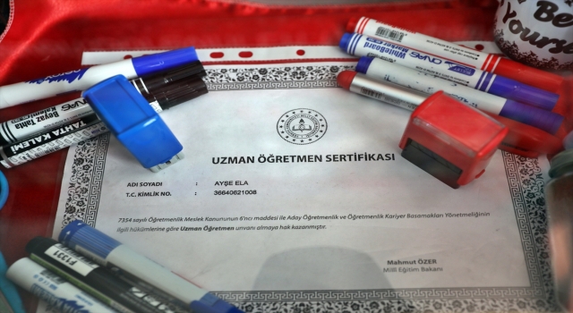 Depremde vefat eden öğretmenlerin eşyaları okullarında sergileniyor