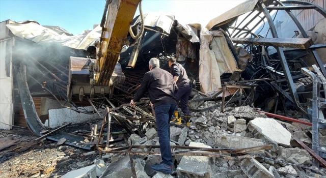 Mersin’de mobilya fabrikasındaki yangında tavanın çökmesi sonucu bir itfaiye eri hayatını kaybetti