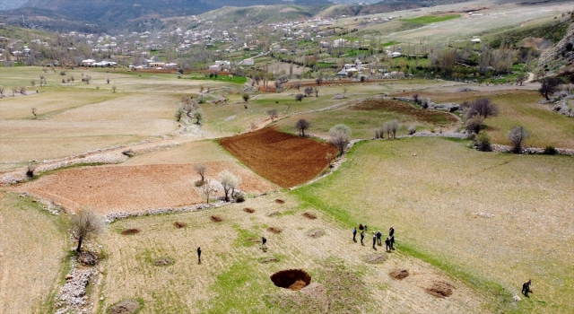 Kahramanmaraş’ta depremin ardından tarım arazisinde obruk oluştu