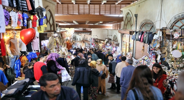 Tarihi Maraş Çarşısı’nda bayram arifesi yoğunluğu yaşanıyor