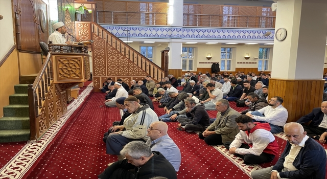 Depremlerden etkilenen Hatay’ın İskenderun ilçesinde bayram namazı kılındı