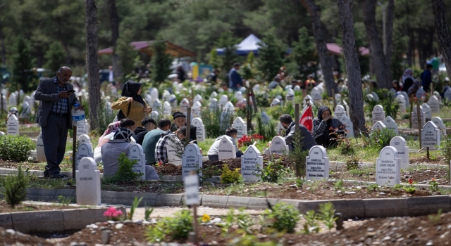 Kahramanmaraş’ta Ramazan Bayramı’nın ilk günü kabristanda hüzünlü ziyaret