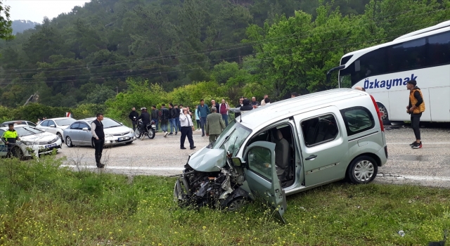 Mersin’de yolcu otobüsüyle çarpışan hafif ticari araçtaki 4 kişi yaralandı