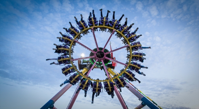 Depremzedeler bayramda açılan lunaparkta yaşadıklarını unutmaya çalışıyor