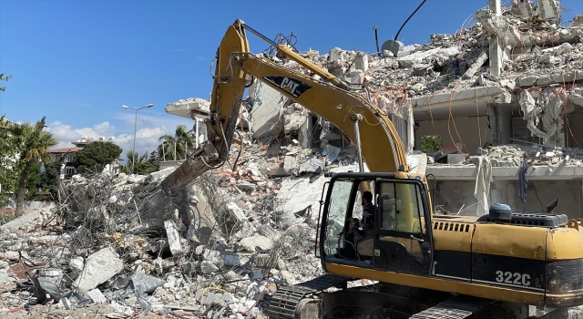 Hatay’da bina yıkım ve enkaz kaldırma çalışmaları devam ediyor