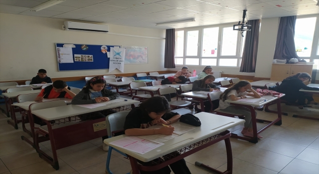 Kozan’da TÜGVA’nın ”Kitap Kurdu” yarışmasının sınavı yapıldı