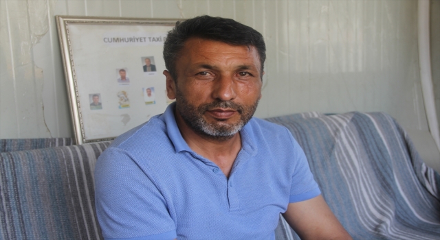 Hatay’da yıkılan mahallelerinde ayakta kalan taksi durağında hizmet veriyorlar