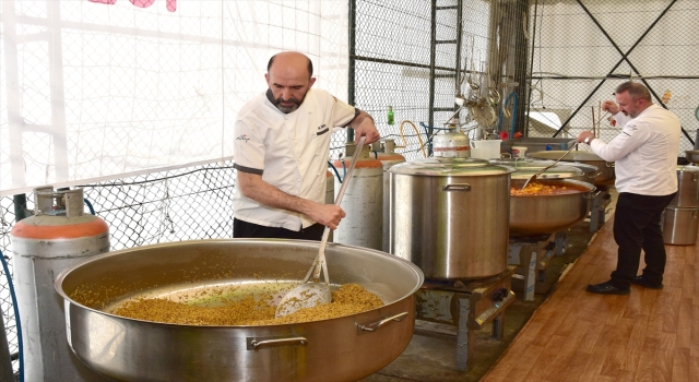 Gönüllü aşçılar deprem bölgesinde 3 aydır 3 öğün yemek çıkarıyor