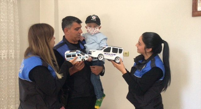 Adana’da emniyet personeli, polis olmak isteyen hasta çocuğu ziyaret etti