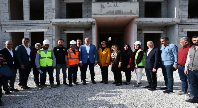 Eski Adalet Bakanı Abdulhamit Gül, İslahiye’deki kalıcı konut inşaatında incelemede bulundu: