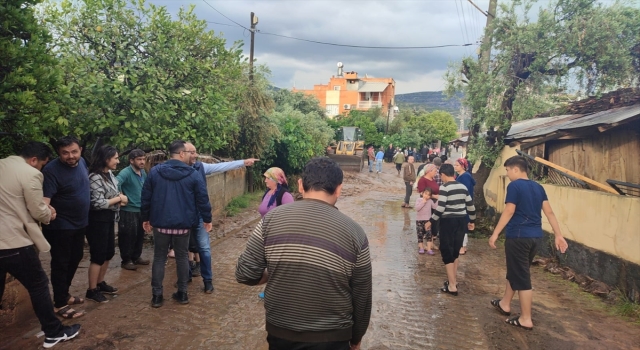Adana’nın Kozan ilçesinde sağanak nedeniyle bazı evleri ve iş yerlerini su bastı