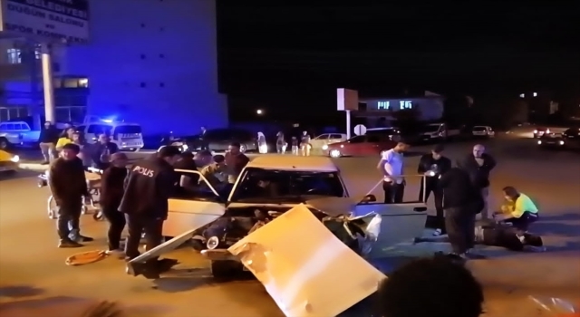 Serik’te otobüs ile otomobilin çarpıştığı kazada 2 kişi yaralandı
