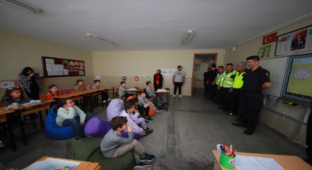 Akseki’de ilkokul öğrencilerine trafik eğitimi verildi