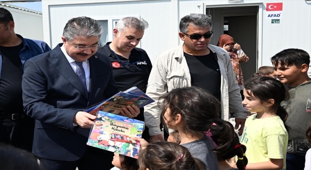 Osmaniye Valisi Erdinç Yılmaz, konteyner kentte kalan depremzedelerle görüştü