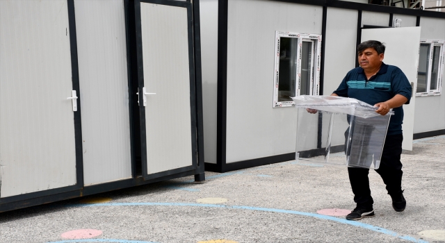 Depremlerden etkilenen Hatay’da seçim için sandıklar kurulmaya başlandı