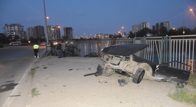 Adana’da aydınlatma direğine çarpan otomobilin sürücüsü hayatını kaybetti