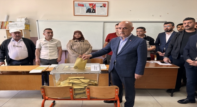 Bakan Kirişci, Kahramanmaraş’ta 51 yıl önce mezun olduğu okulda oyunu kullandı: