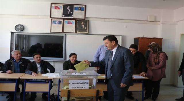 Vali Arslantaş ve Belediye Başkanı Ercengiz oy kullandı