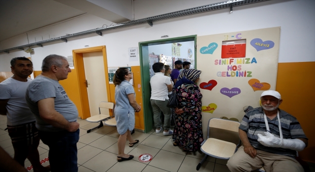Antalya’da Türk vatandaşı olan yabancılar oylarını kullanıyor