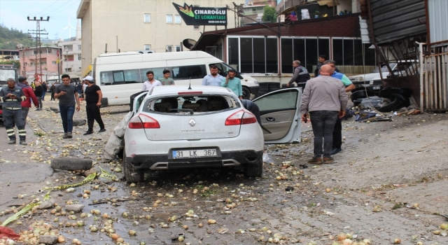 Hatay’da freni arızalanan tır araçlara çarparak durdu