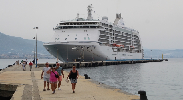 ”Seven Seas Voyager” kruvaziyeri Alanya Limanı’na demirledi