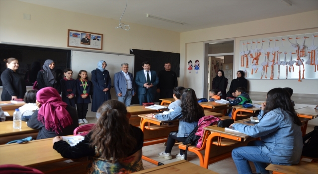 Depremzede öğrencilere çanta ve kırtasiye malzemesi desteği