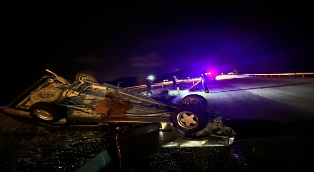 Isparta’da refüje çarpan otomobilin sürücüsü ağır yaralandı