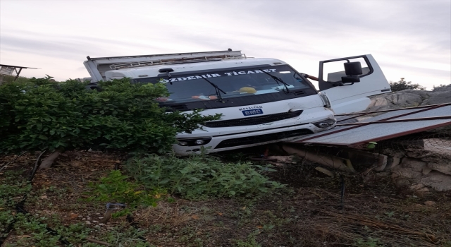 Adana’da şarampole devrilen kamyonun sürücüsü hayatını kaybetti