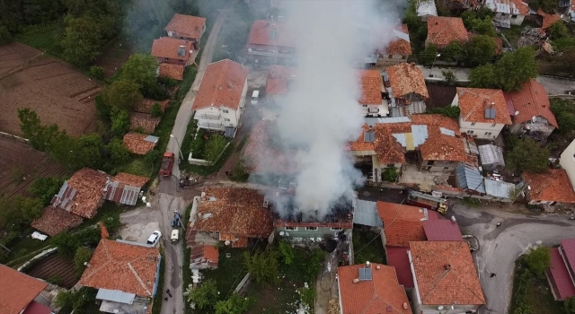 Isparta’da iki katlı ev yanarak kullanılamaz hale geldi