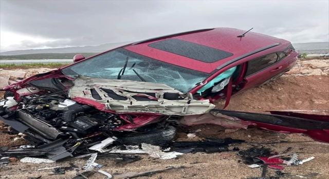 Antalya’da tırla otomobilin çarpıştığı kazada 2 kişi yaralandı