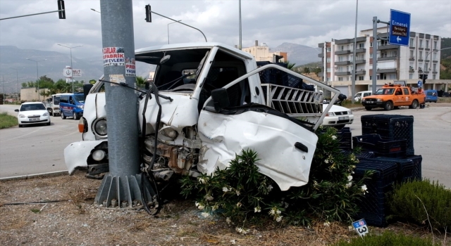 Mersin’de kamyonetle otomobilin çarpıştığı kazada 3 kişi yaralandı