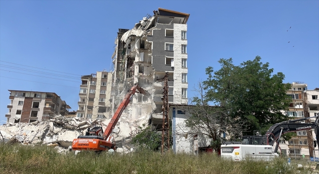 Hatay’da ağır hasarlı binaların yıkım çalışmaları sürdü