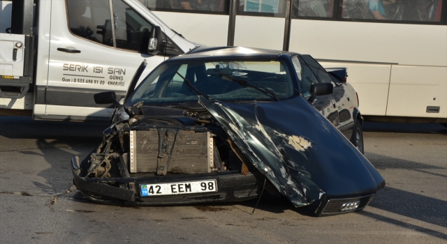 Antalya’da servis midibüsü ile otomobilin çarpıştığı kazada 12 kişi yaralandı