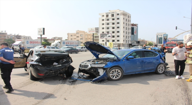 Hatay’da kontrolden çıkan kamyon 3 araca çarptı, 13 kişi yaralandı