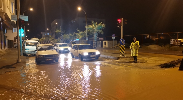 Araban’daki sağanak su baskınlarına neden oldu