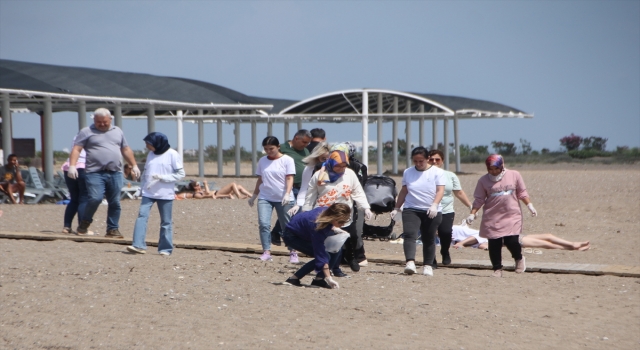 Antalya’da gönüllüler ”Dünya Tütünsüz Günü”nde sahilde izmarit topladı 