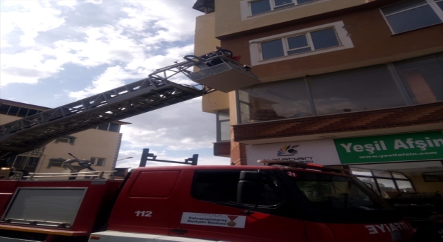 Kahramanmaraş’ta ayağına ip dolanan kırlangıcı itfaiye kurtardı