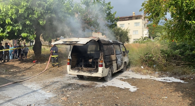 Antalya’da park halindeki minibüste çıkan yangın söndürüldü