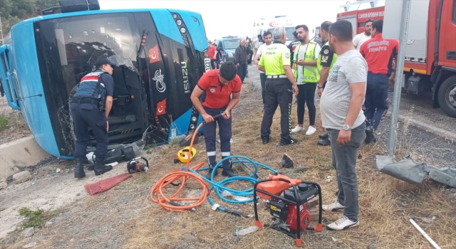 Mersin’de devrilen servis midibüsündeki 12 işçi yaralandı