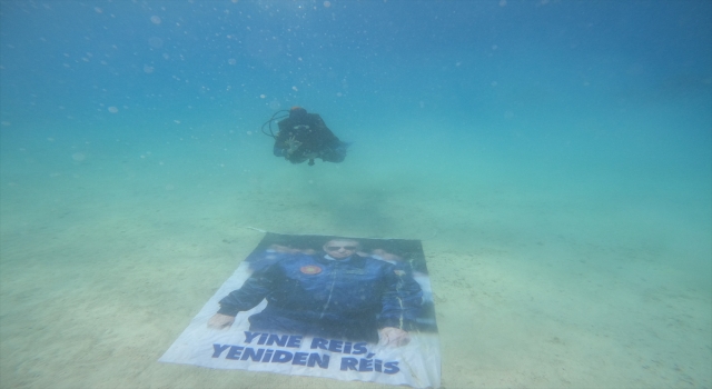 AK Parti’li meclis üyesi denizin altında Cumhurbaşkanı Erdoğan’ın posterini açtı