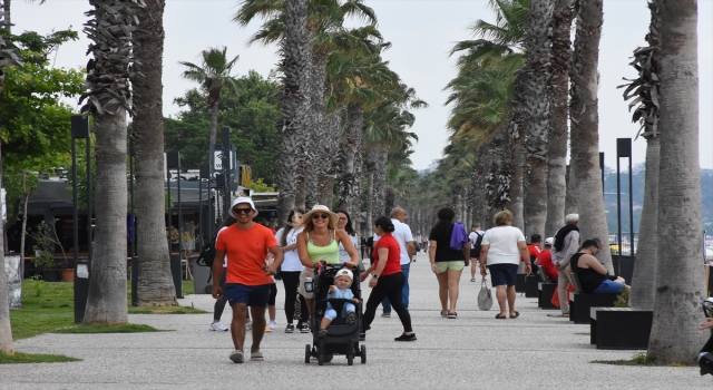 Antalya sahillerinde güneşli hava yoğunluğu