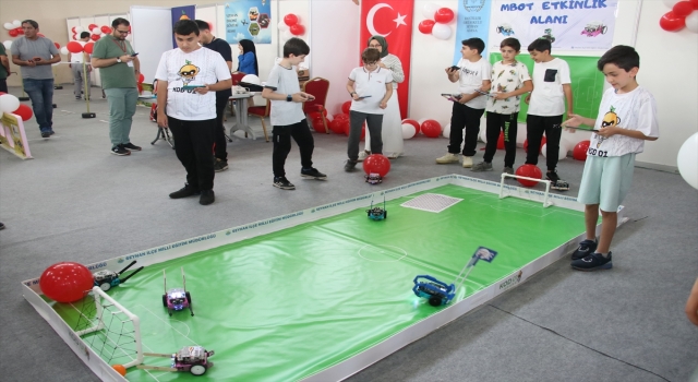 Adana’da öğrencilerin robotik kodlama projeleri şenlikte sergilendi